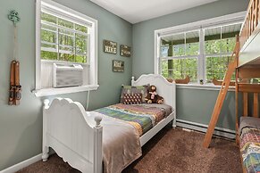 Ridge Retreat by Avantstay Game Room Covered Porch Fire Pit