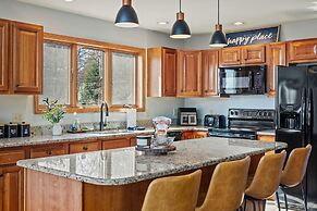 Lake View Chalet by Avantstay Lake Access Deck