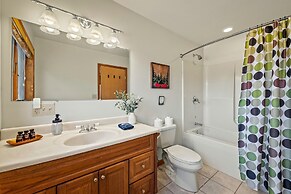 Lake View Chalet by Avantstay Lake Access Deck