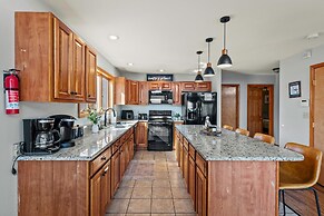 Lake View Chalet by Avantstay Lake Access Deck