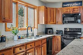 Lake View Chalet by Avantstay Lake Access Deck