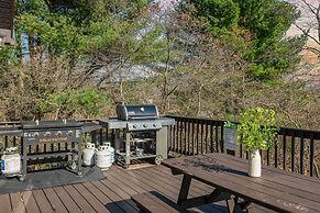 Lake View Chalet by Avantstay Lake Access Deck