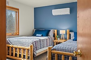 Lake View Chalet by Avantstay Lake Access Deck