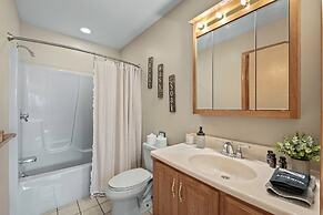 Lake View Chalet by Avantstay Lake Access Deck