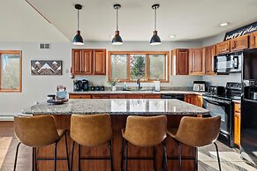 Lake View Chalet by Avantstay Lake Access Deck