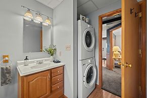 Lake View Chalet by Avantstay Lake Access Deck