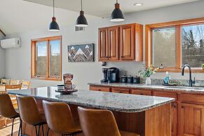 Lake View Chalet by Avantstay Lake Access Deck