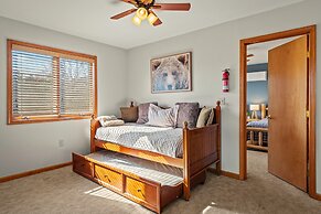 Lake View Chalet by Avantstay Lake Access Deck