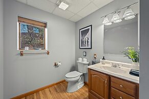 Lake View Chalet by Avantstay Lake Access Deck