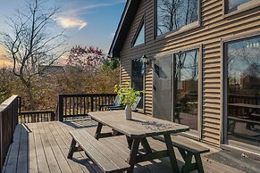 Lake View Chalet by Avantstay Lake Access Deck