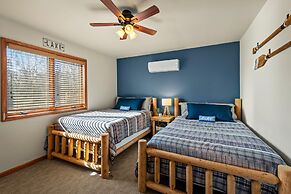 Lake View Chalet by Avantstay Lake Access Deck