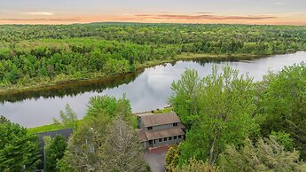 Pocono Lakefront by Avantstay Dock Lake Access