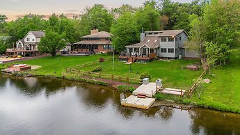 Pocono Lakefront by Avantstay Dock Lake Access