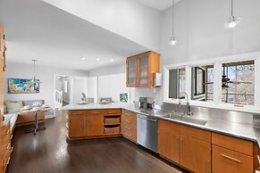 Sun Up Sun Down by Avantstay Pool w Waterfall