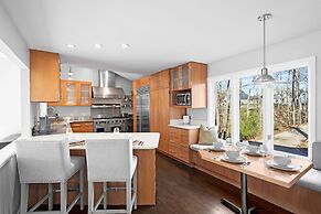 Sun Up Sun Down by Avantstay Pool w Waterfall