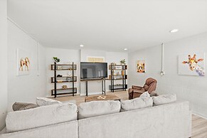 Sun Up Sun Down by Avantstay Pool w Waterfall