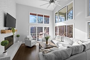 Sun Up Sun Down by Avantstay Pool w Waterfall