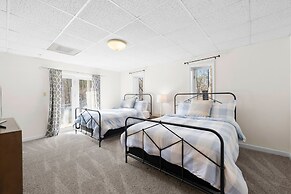 Sun Up Sun Down by Avantstay Pool w Waterfall