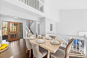 Sun Up Sun Down by Avantstay Pool w Waterfall