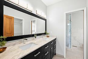 Sun Up Sun Down by Avantstay Pool w Waterfall