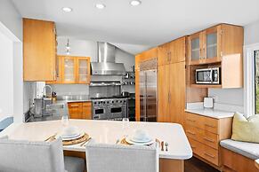 Sun Up Sun Down by Avantstay Pool w Waterfall