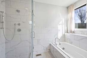 Sun Up Sun Down by Avantstay Pool w Waterfall