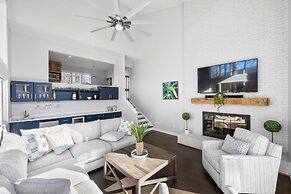 Sun Up Sun Down by Avantstay Pool w Waterfall