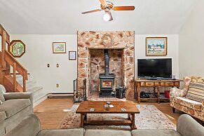 Hygge Home by Avantstay Deck for Outdoor Living Fire Pit Game Table