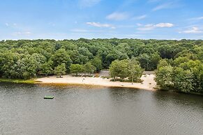 Hygge Home by Avantstay Deck for Outdoor Living Fire Pit Game Table