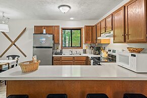 Hygge Home by Avantstay Deck for Outdoor Living Fire Pit Game Table