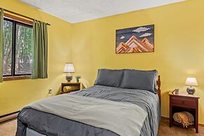 Hygge Home by Avantstay Deck for Outdoor Living Fire Pit Game Table