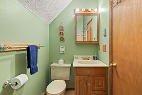 Hygge Home by Avantstay Deck for Outdoor Living Fire Pit Game Table