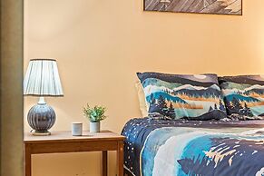 Hygge Home by Avantstay Deck for Outdoor Living Fire Pit Game Table