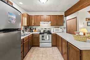 Hygge Home by Avantstay Deck for Outdoor Living Fire Pit Game Table