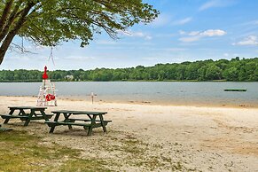 Hygge Home by Avantstay Deck for Outdoor Living Fire Pit Game Table