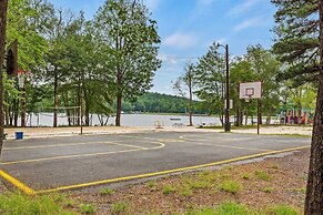 Hygge Home by Avantstay Deck for Outdoor Living Fire Pit Game Table