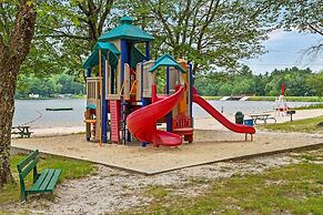 Hygge Home by Avantstay Deck for Outdoor Living Fire Pit Game Table