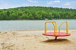 Hygge Home by Avantstay Deck for Outdoor Living Fire Pit Game Table