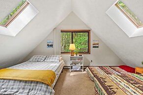 Hygge Home by Avantstay Deck for Outdoor Living Fire Pit Game Table