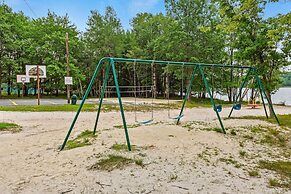 Hygge Home by Avantstay Deck for Outdoor Living Fire Pit Game Table