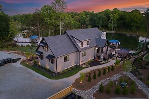 Gray Fox Lodge by Avantstay Waterslide Pool Theater Sleeps 23