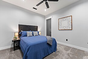 Gray Fox Lodge by Avantstay Waterslide Pool Theater Sleeps 23