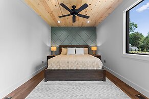 Gray Fox Lodge by Avantstay Waterslide Pool Theater Sleeps 23