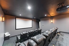 Gray Fox Lodge by Avantstay Waterslide Pool Theater Sleeps 23