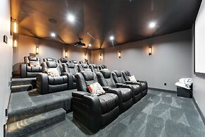 Gray Fox Lodge by Avantstay Waterslide Pool Theater Sleeps 23