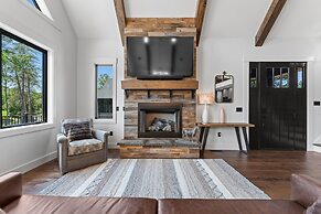 Gray Fox Lodge by Avantstay Waterslide Pool Theater Sleeps 23