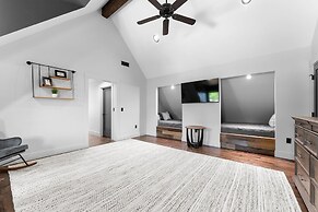 Gray Fox Lodge by Avantstay Waterslide Pool Theater Sleeps 23