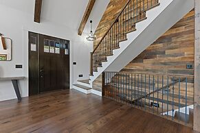 Gray Fox Lodge by Avantstay Waterslide Pool Theater Sleeps 23