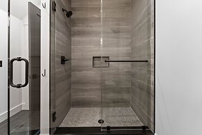 Gray Fox Lodge by Avantstay Waterslide Pool Theater Sleeps 23