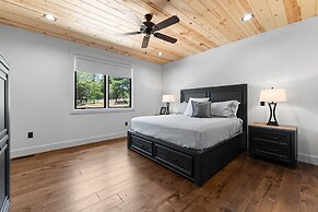 Gray Fox Lodge by Avantstay Waterslide Pool Theater Sleeps 23